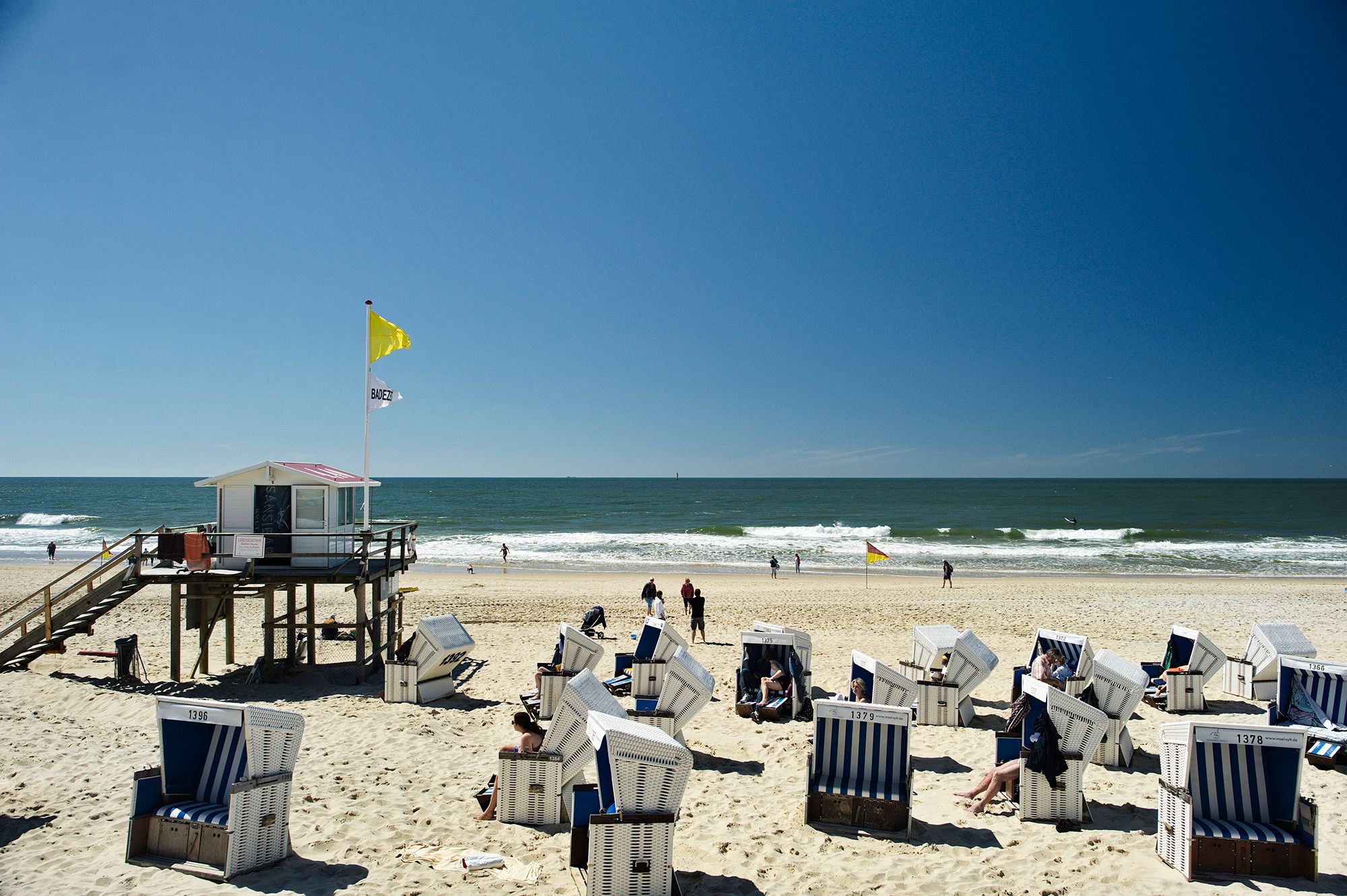 Strandkörbe und Rettungsschwimmerstand am Strand von Westerland auf Sylt im Sommer