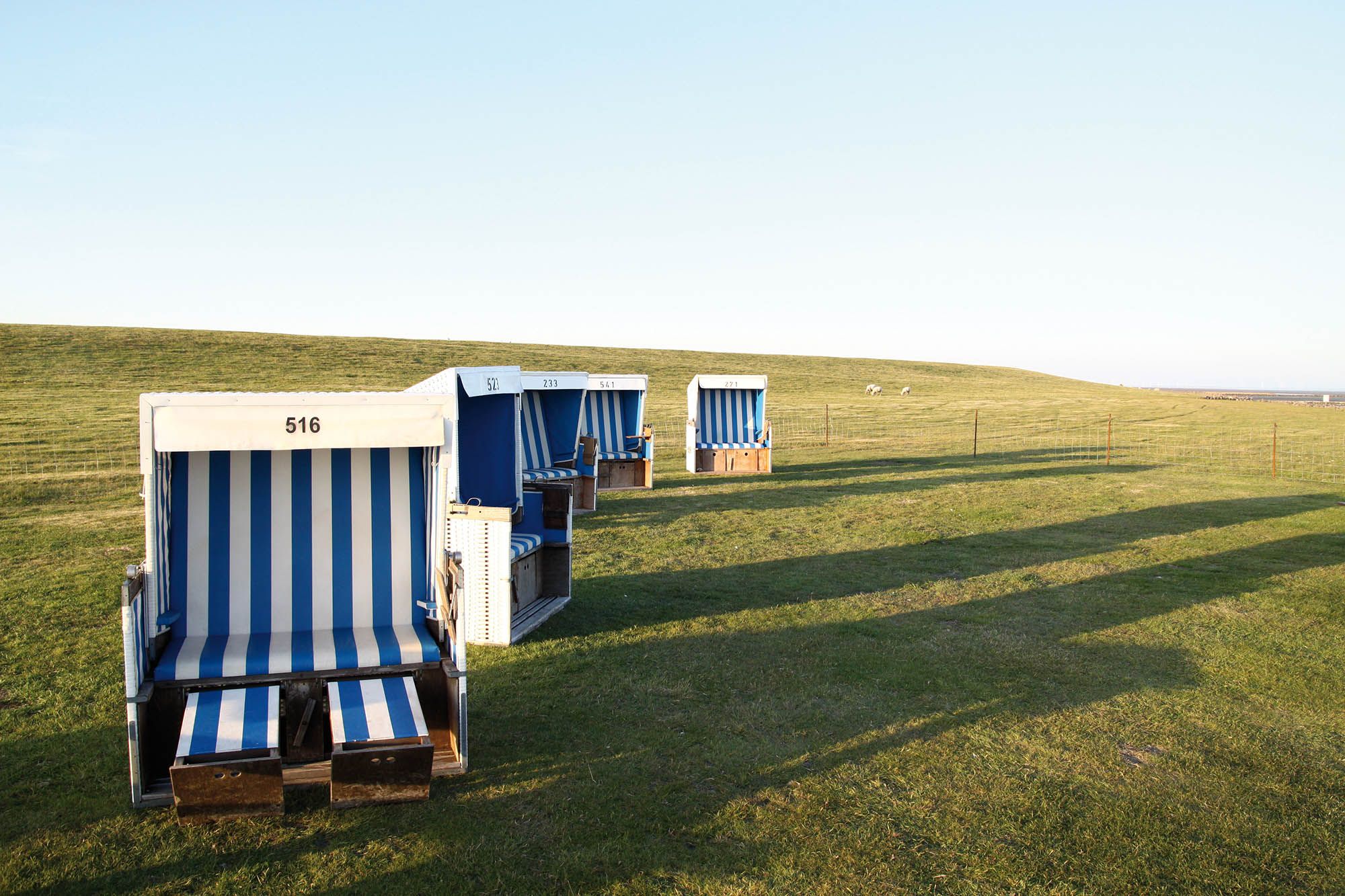 Strandkörbe an der Badestelle am Deich in Morsum auf Sylt