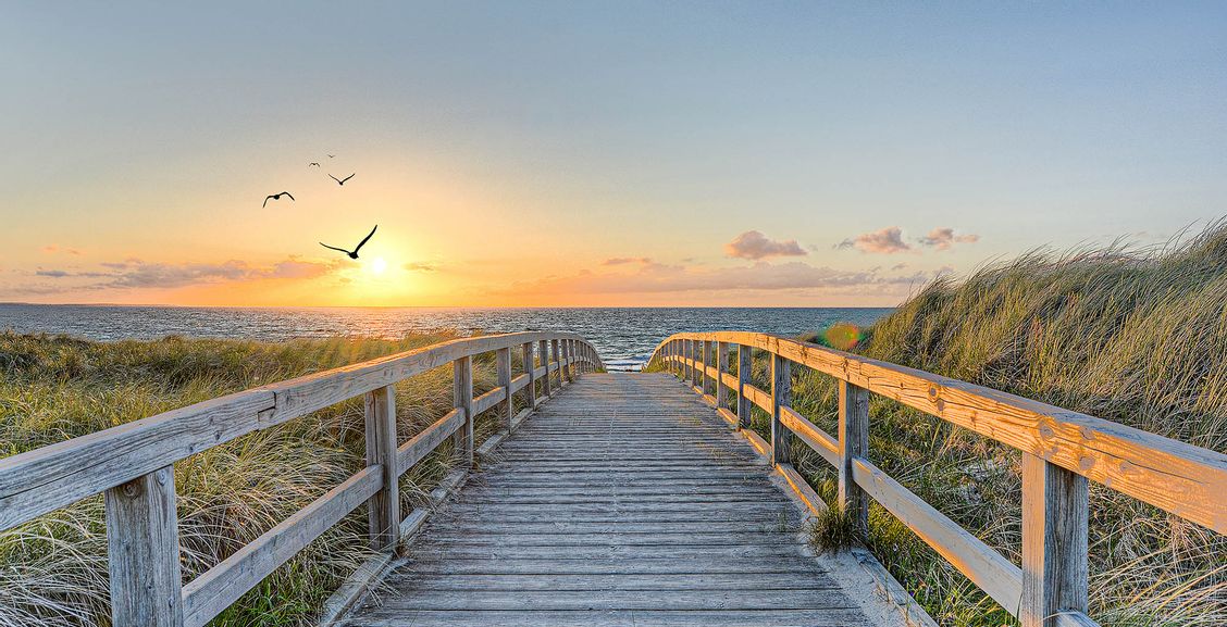 Strandübergang mit Sonnenuntergang