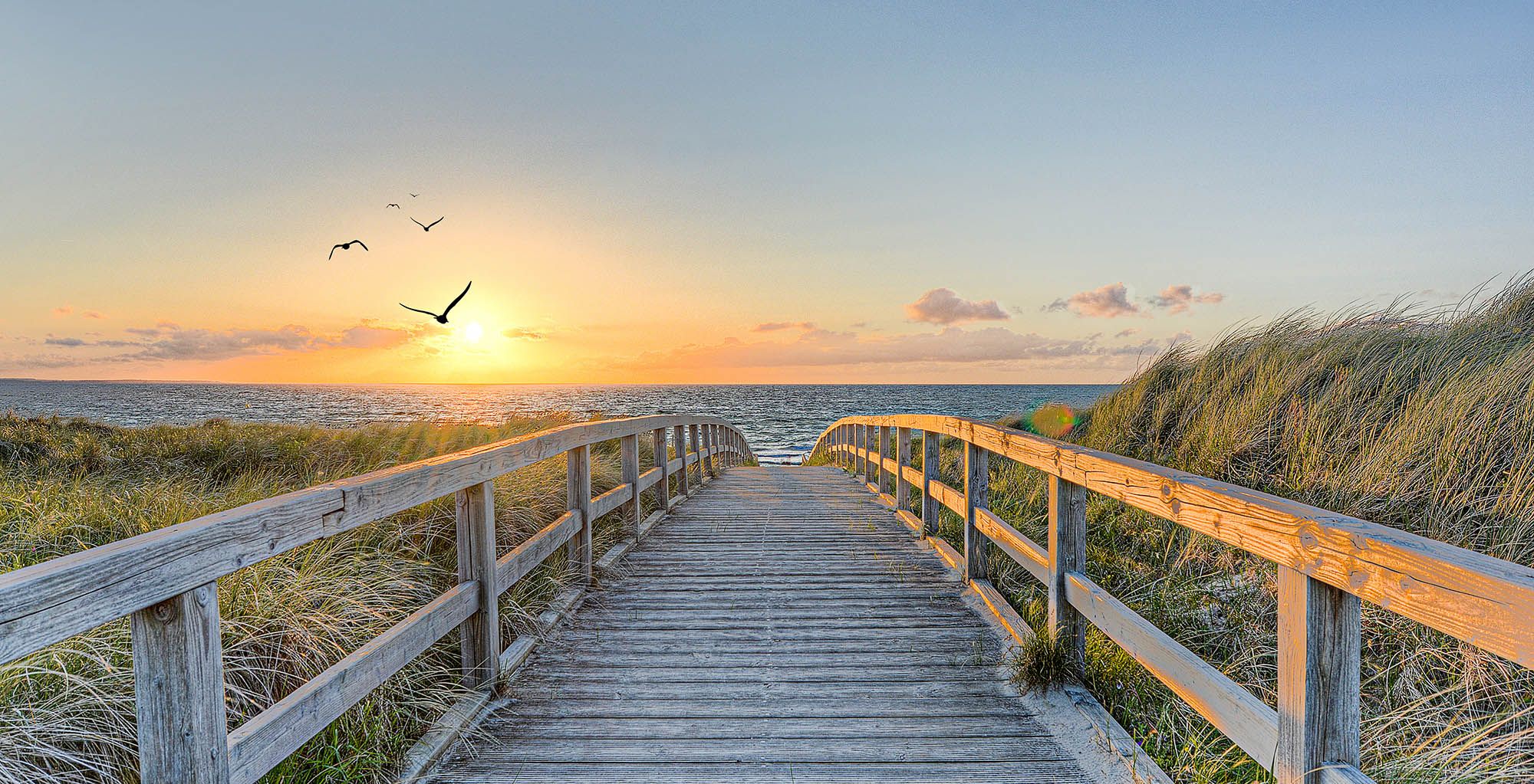 Strandübergang mit Sonnenuntergang