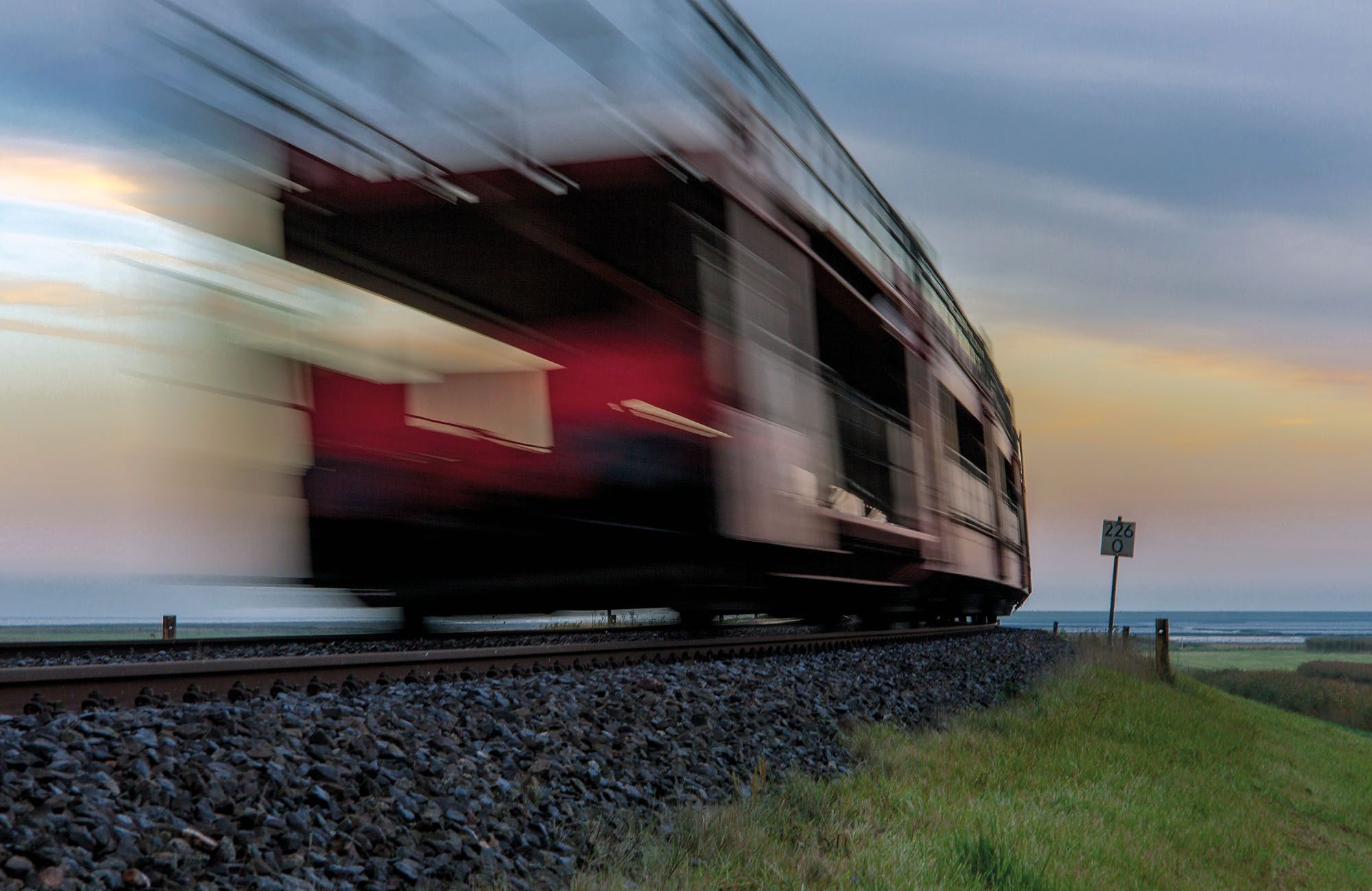 Verzerrte Aufnahme eines schnell fahrenden Sylt Shuttles auf dem Bahndamm zwischen Sylt und dem Festland