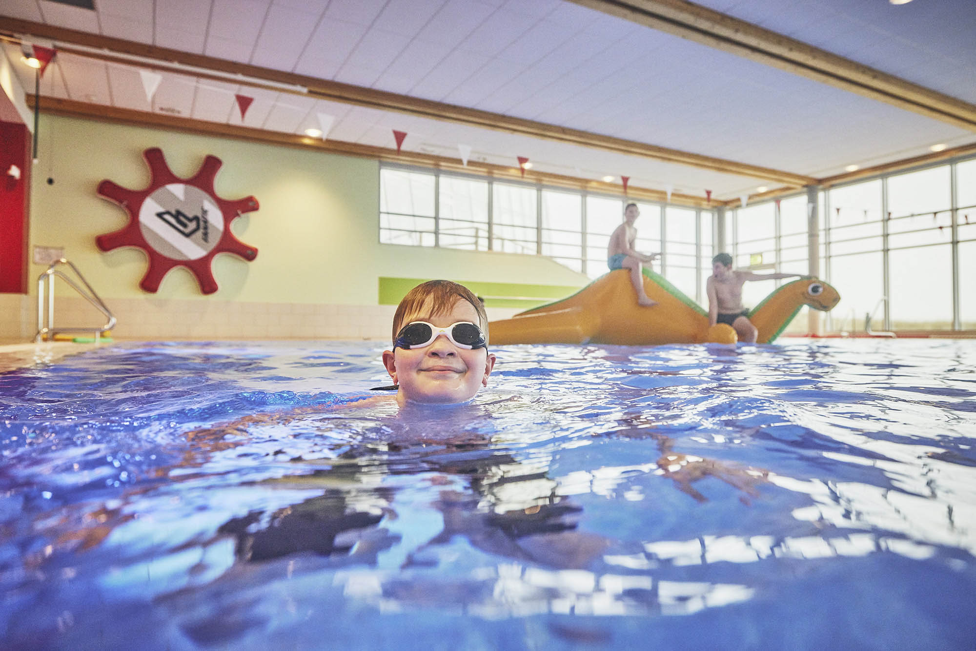 Schwimmender Junge beim Fun- und Spielenachmittag im Sportbecken des Freizeitbades Sylter Welle
