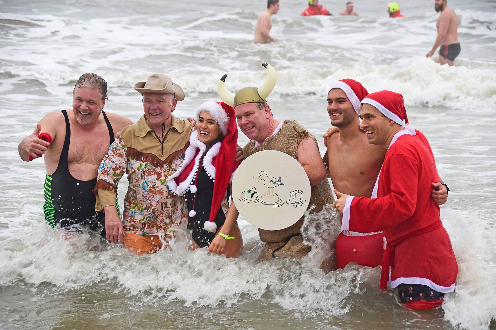 Kostümierte Teilnehmer beim Weihnachtsbaden in Westerland auf Sylt