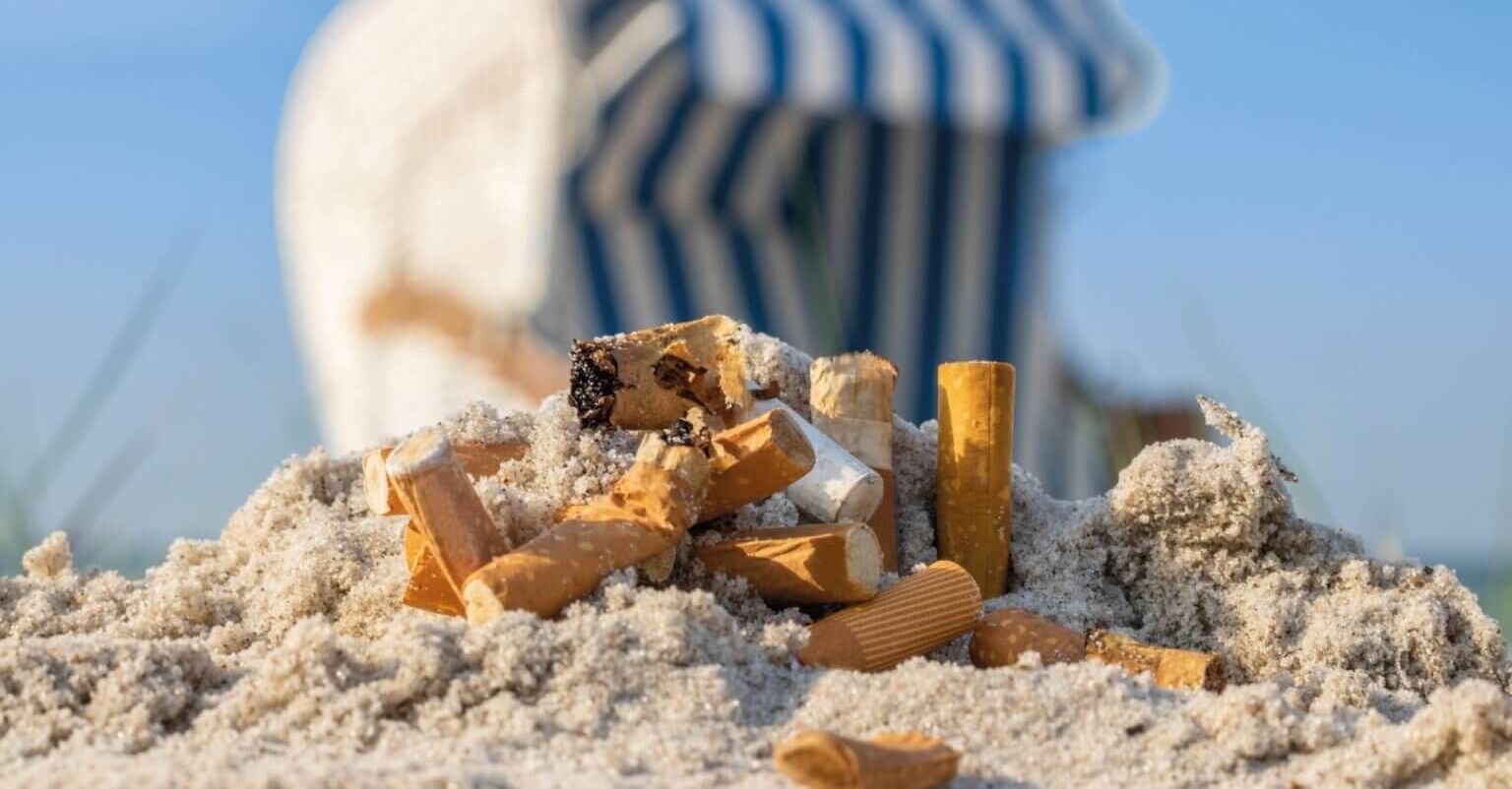 Mutwillig am Strand hinterlassener Müll und überquellende Mülleimer – Strandreinigung wird zur Mammutaufgabe