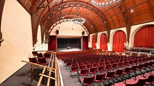 Reihenbestuhlter Alter Kursaal am Rathausplatz in Westerland auf Sylt