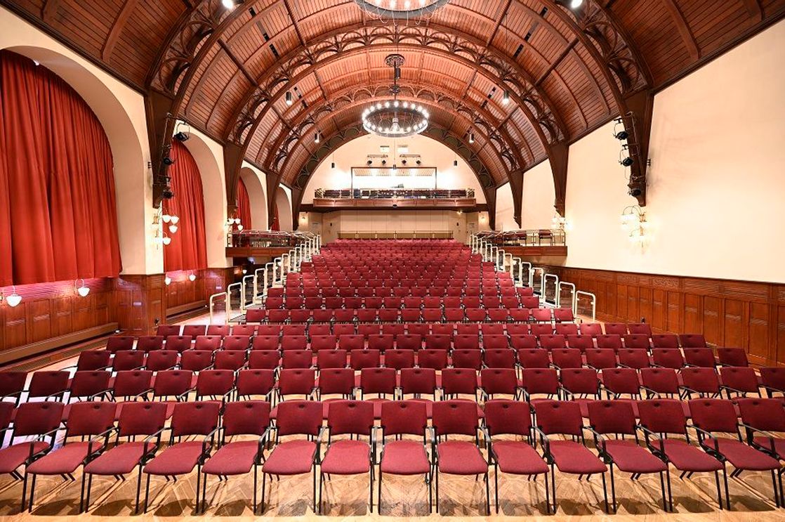 Reihenbestuhlter Alter Kursaal am Rathausplatz in Westerland auf Sylt