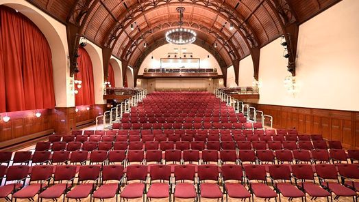 Reihenbestuhlter Alter Kursaal am Rathausplatz in Westerland auf Sylt