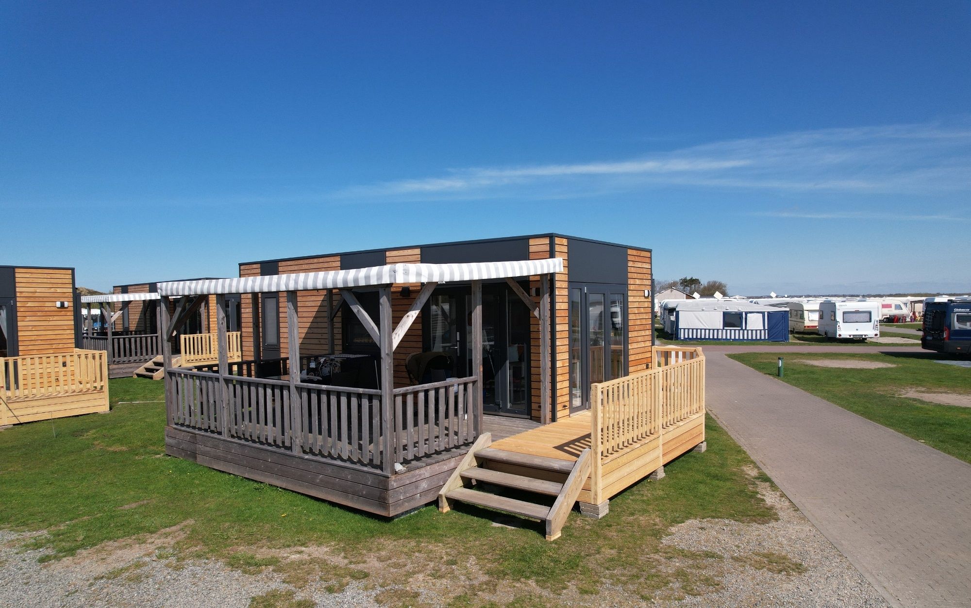Außenansicht eines großen Mobilheims auf dem Campingplatz Rantum auf Sylt