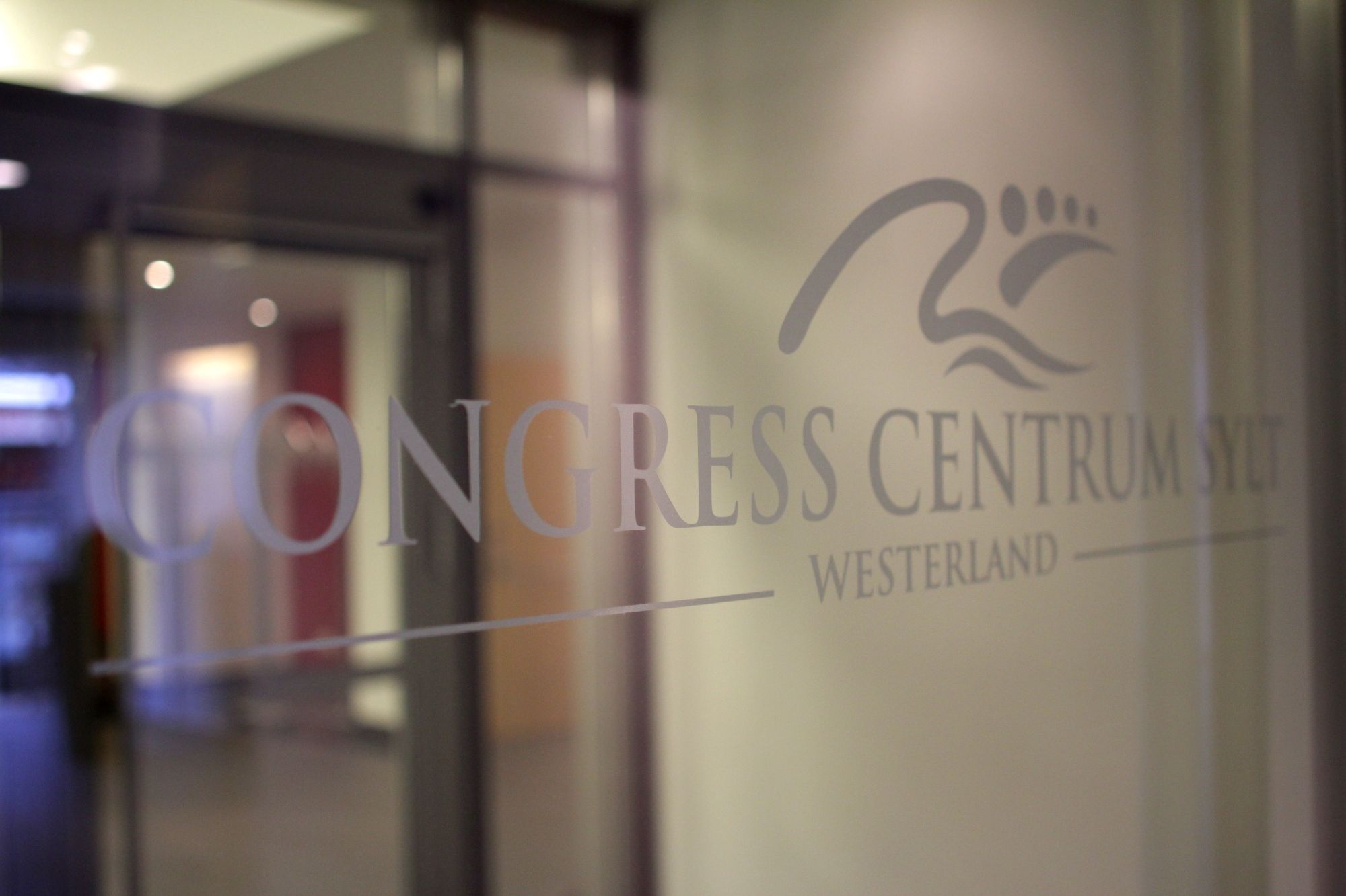 Schriftzug auf der Eingangstür des Congress Centrum Sylt