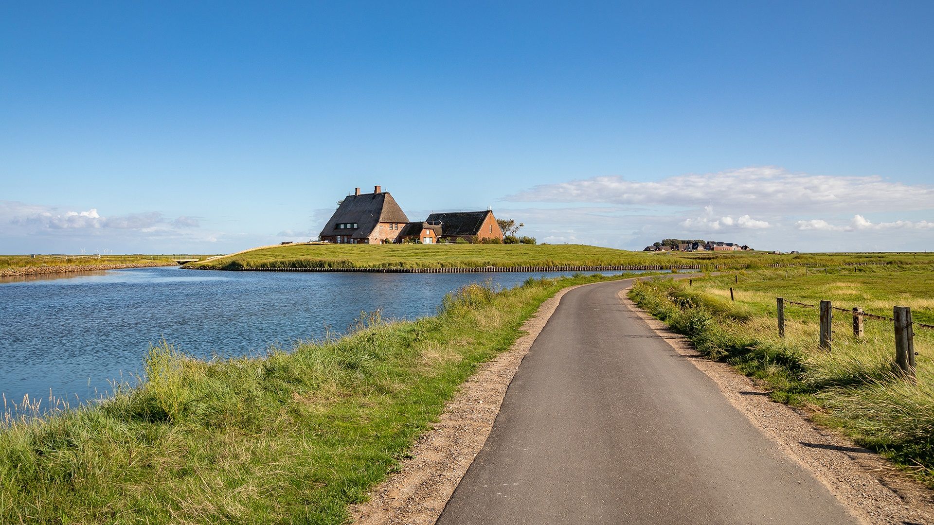 Warft auf der Hallig Hooge - Ausflug mit Adler-Schiffe