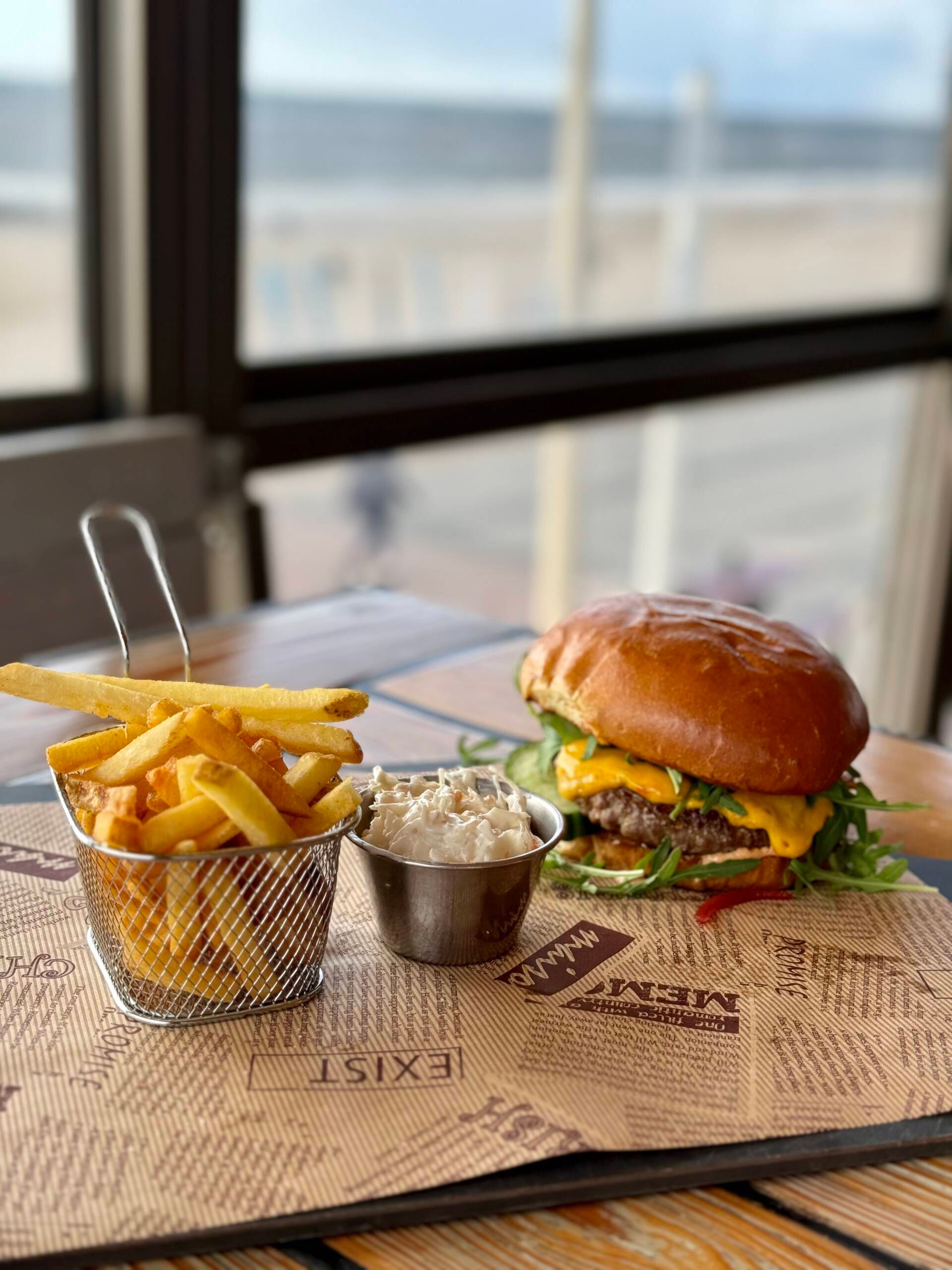 Sunset Beach - Burger mit Pommes