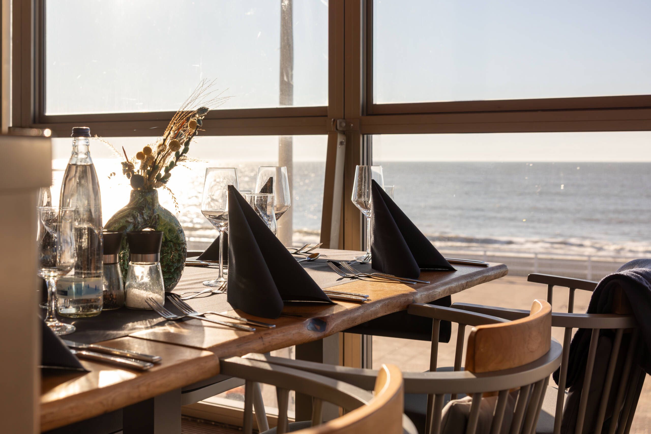 Sunset Beach - Gedeckter Tisch