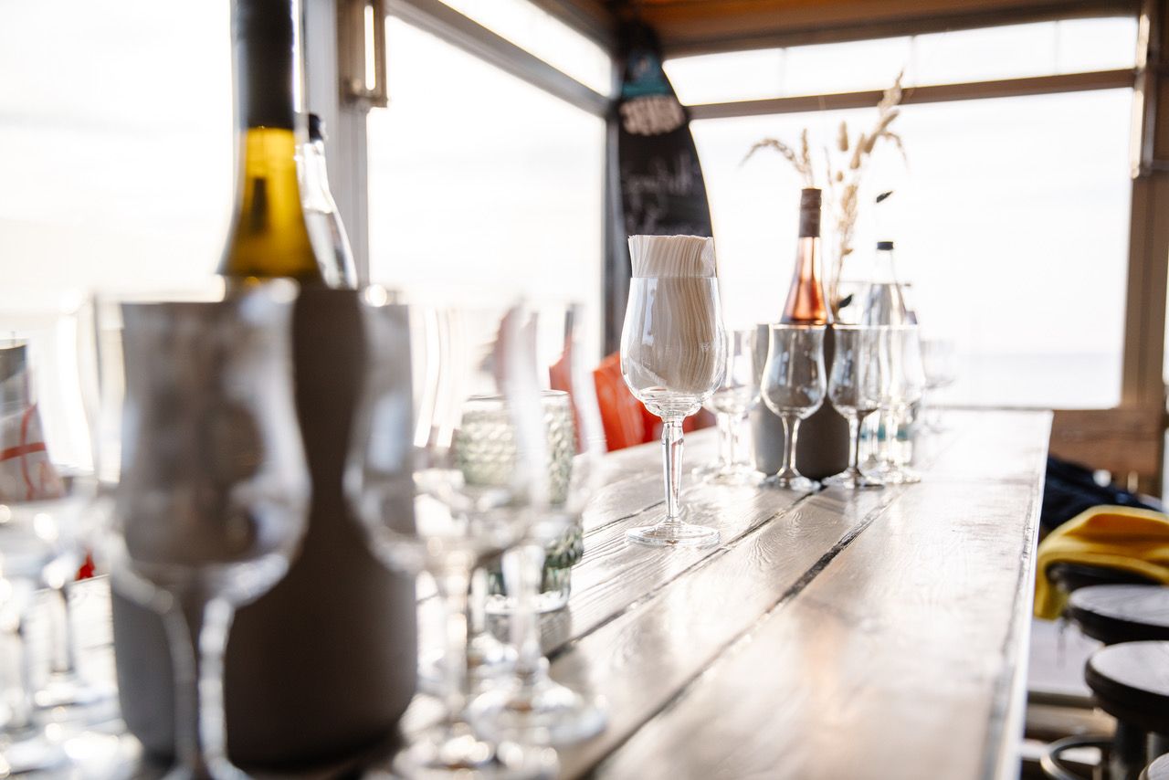 Sunset Beach - Gläser und Flaschen auf dem Tisch