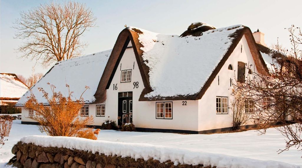Schneebdecktes, ältestes Friesenhaus in Keitum auf Sylt