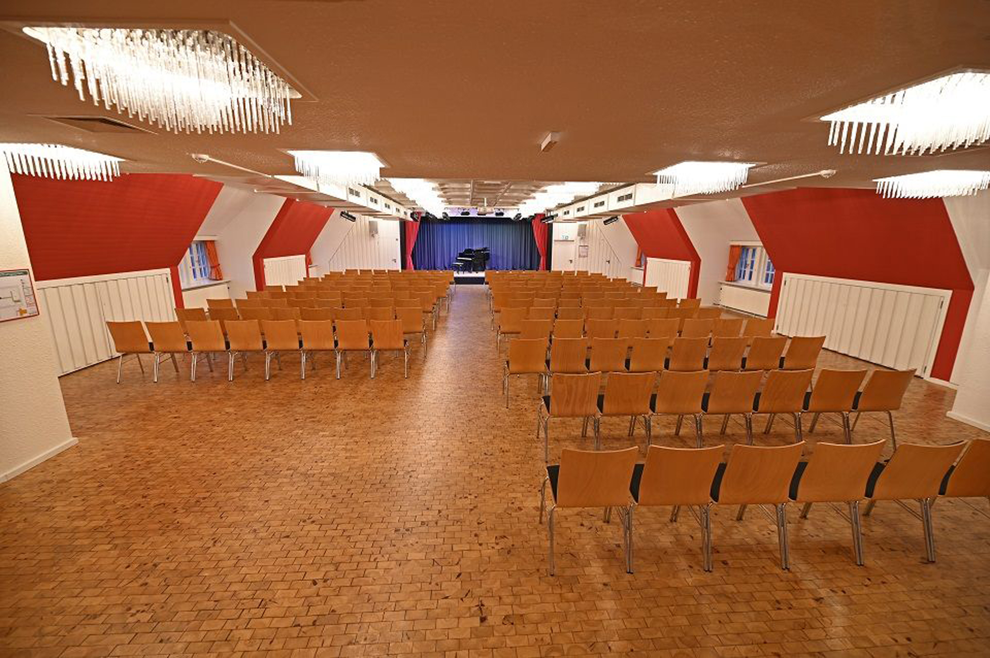 Reihenbestuhlter Kursaal Rantum mit Blick auf die Bühne