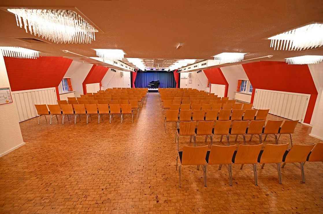 Reihenbestuhlter Kursaal Rantum mit Blick auf die Bühne