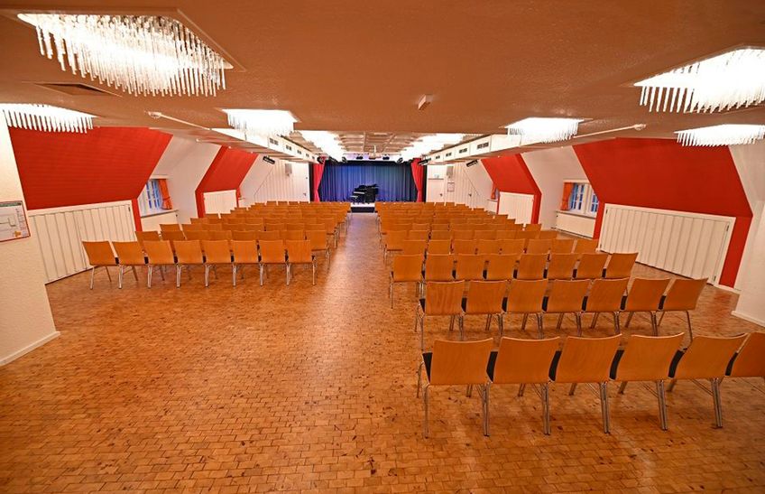 Reihenbestuhlter Kursaal Rantum mit Blick auf die Bühne