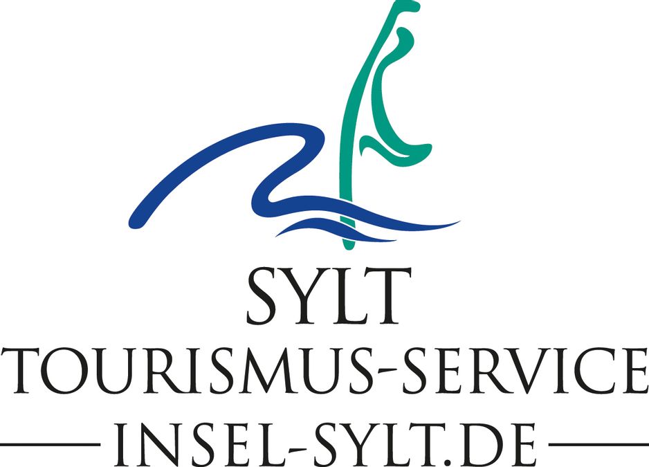 Freigestelltes Logo der Insel Sylt Tourismus-Service GmbH: Links eine geschwungene blaue Welle, rechts daneben der grüne Umriss der Insel Sylt. Darunter in schwarzen Großbuchstaben der Schriftzug ‚Sylt Tourismus-Service‘ und die Website ‚insel-sylt.de‘