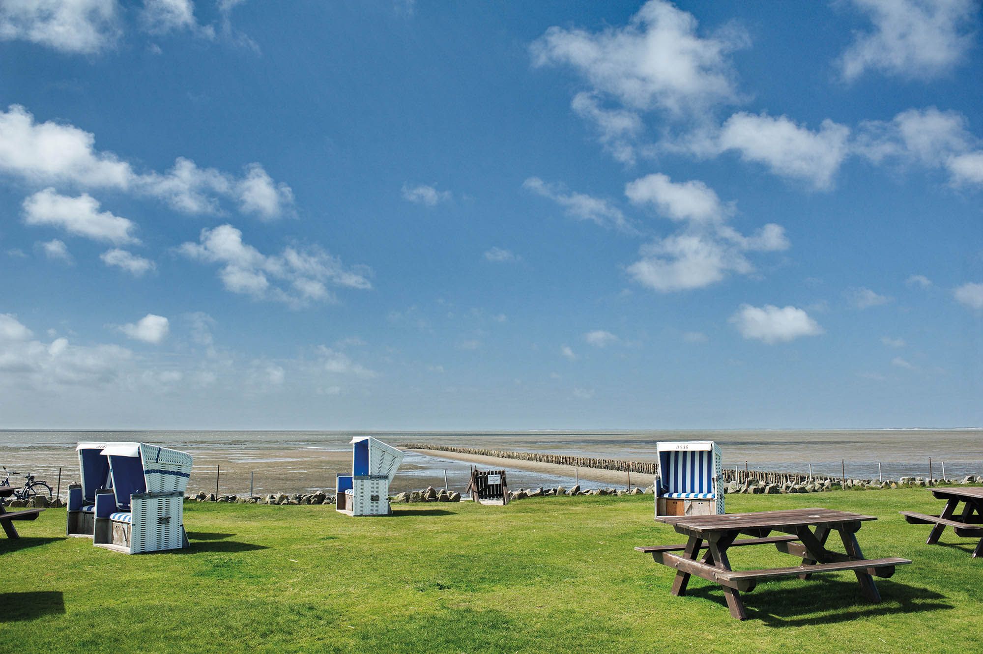 Badestelle mit Strandkörben am Morsumer Wattenmeer