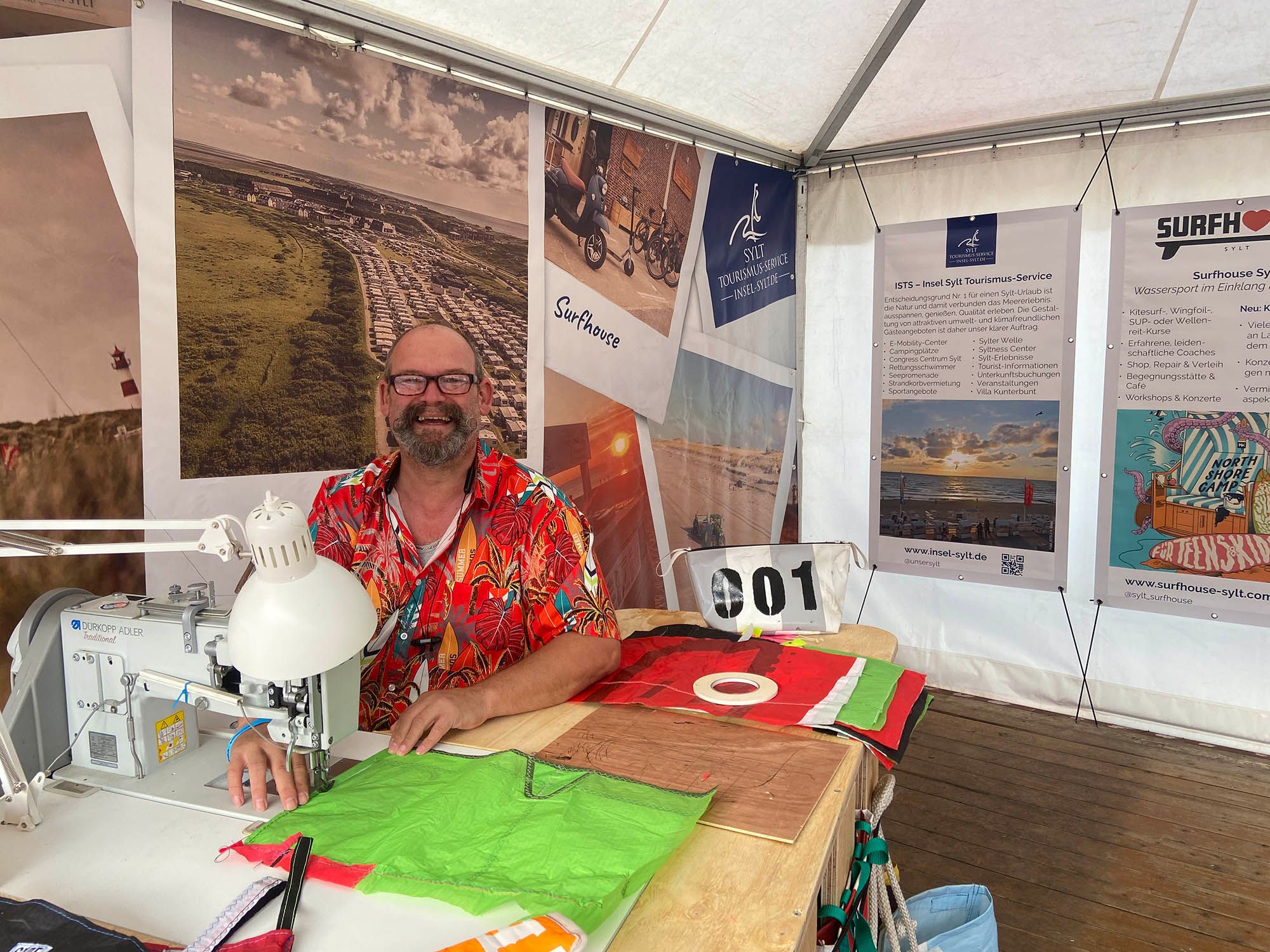 Andreas vom Surfhouse Sylt im Nachhaltigkeitszelt auf dem Windsurf World Cup Sylt