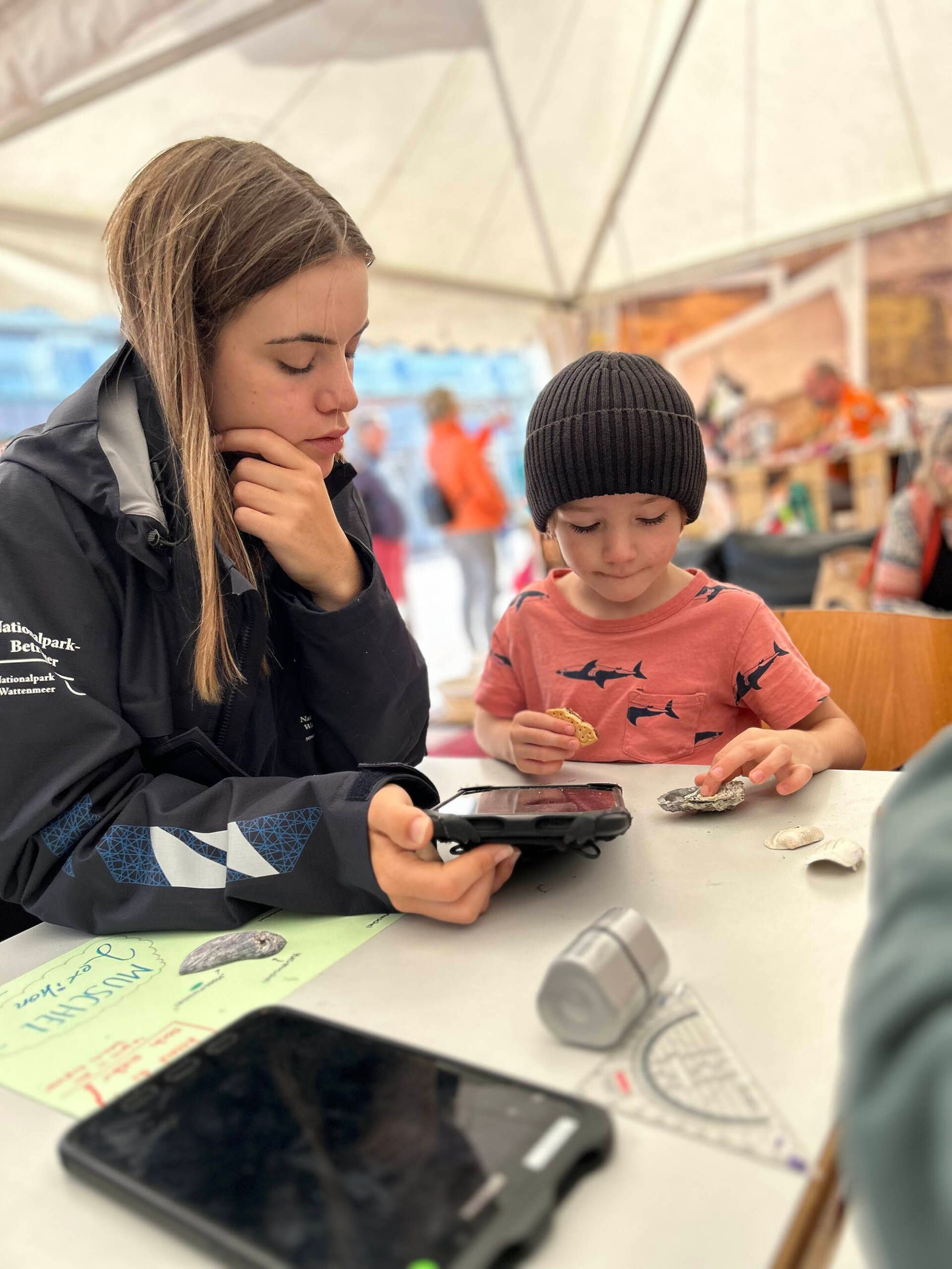Bestimmung mit der Beach Explorer App im Nachhaltigkeitszelt auf dem Windsurf World Cup Sylt