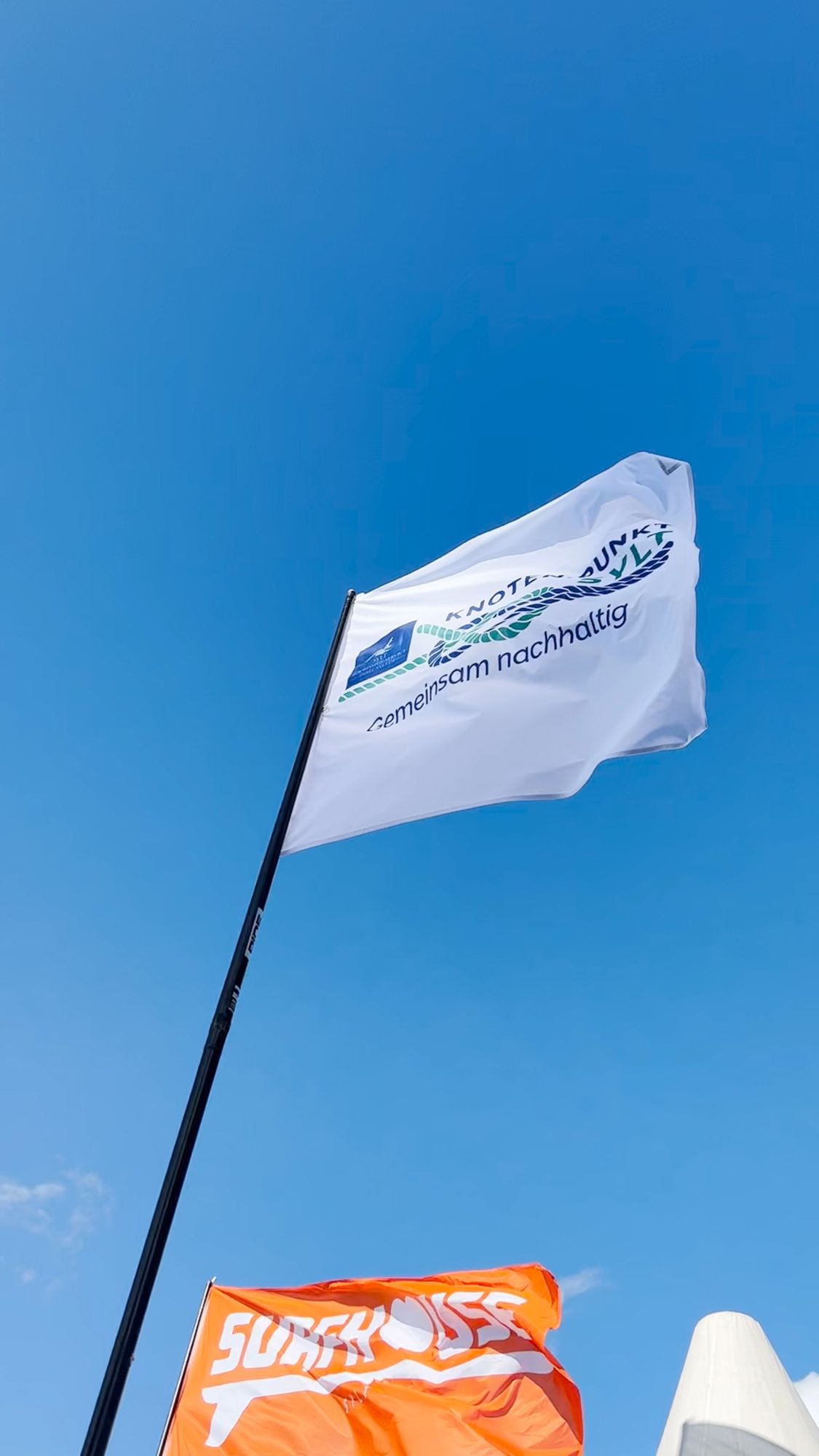 Fahne am Nachhaltigkeitszeit beim Windsurf World Cup Sylt