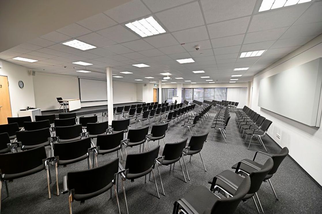 Reihenbestuhlung im Raum Andreas Dirks