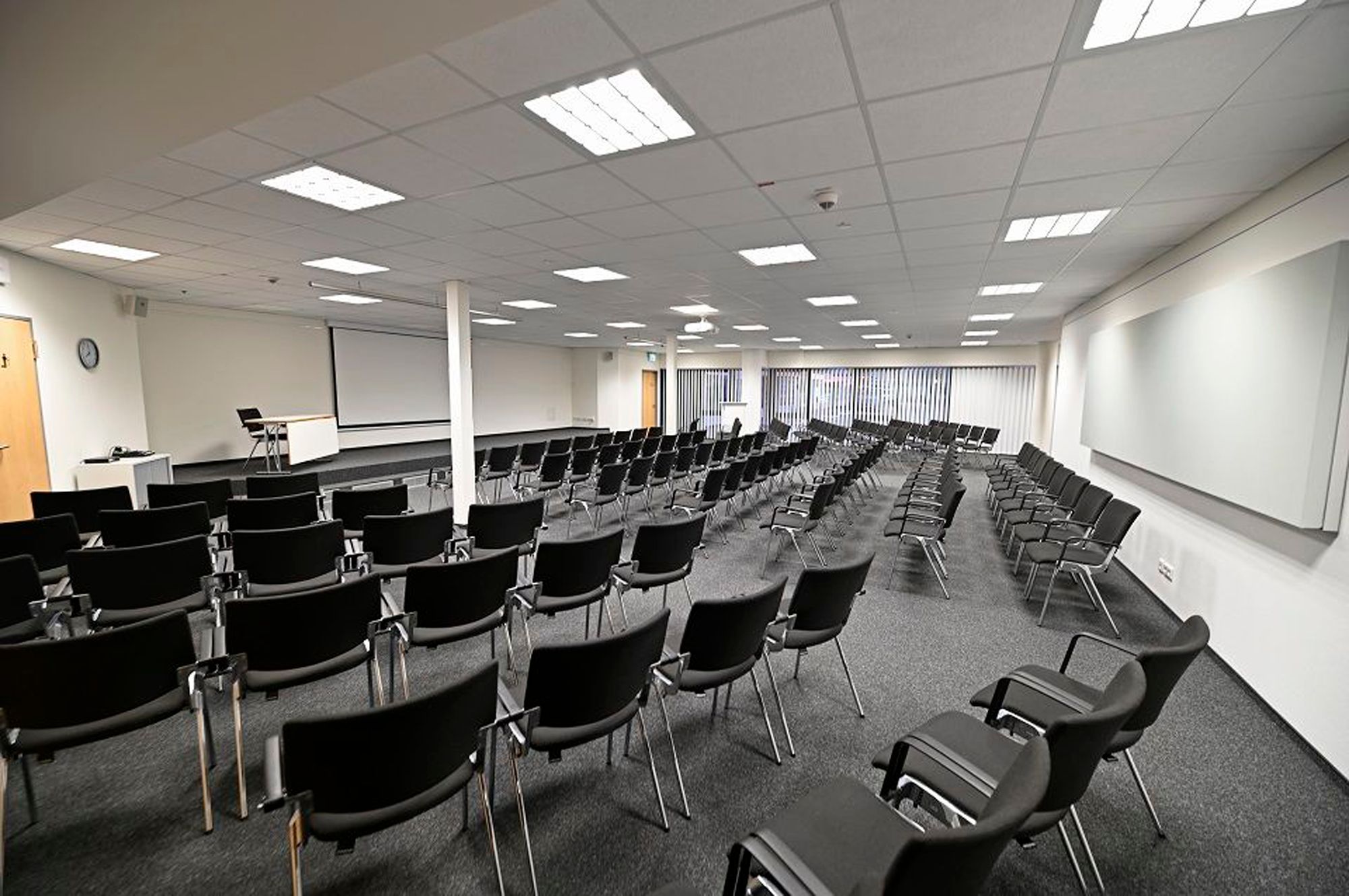 Reihenbestuhlung im Raum Andreas Dirks