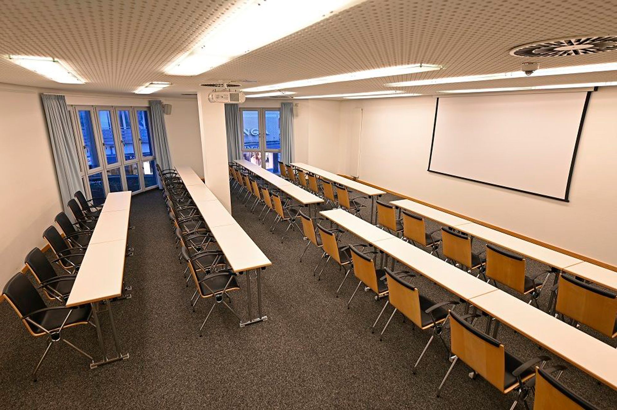 Parlamentarische Bestuhlung im Raum Freya