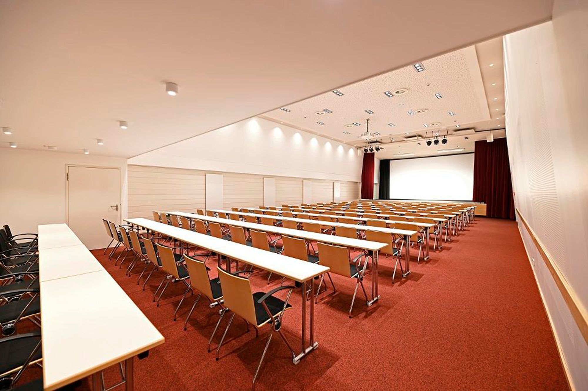 Parlamentarische Bestuhlung im Saal Frisia