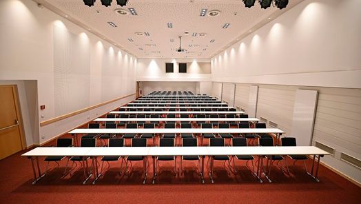 Parlamentarische Bestuhlung im Saal Frisia