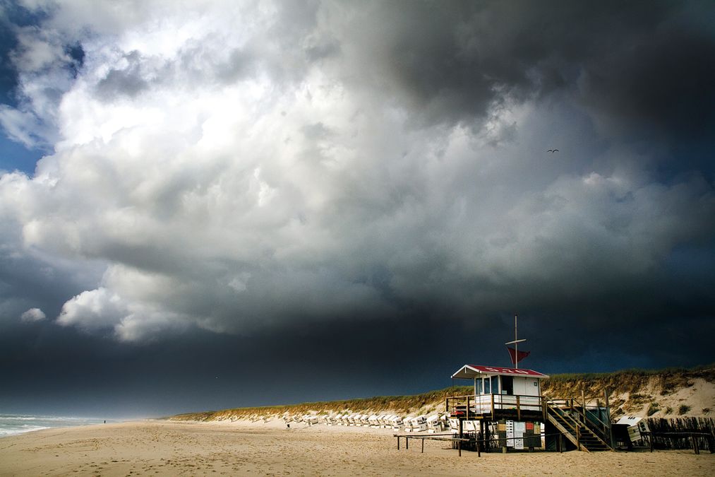 Dunkle Wolken über dem Weststrand von Sylt
