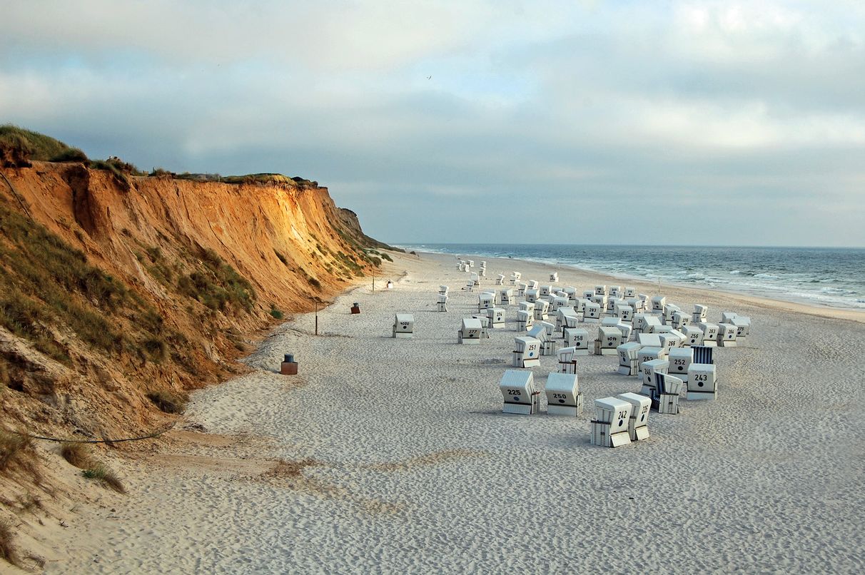 Rotes Kliff in Kampen auf Sylt mit Strandkörben davor