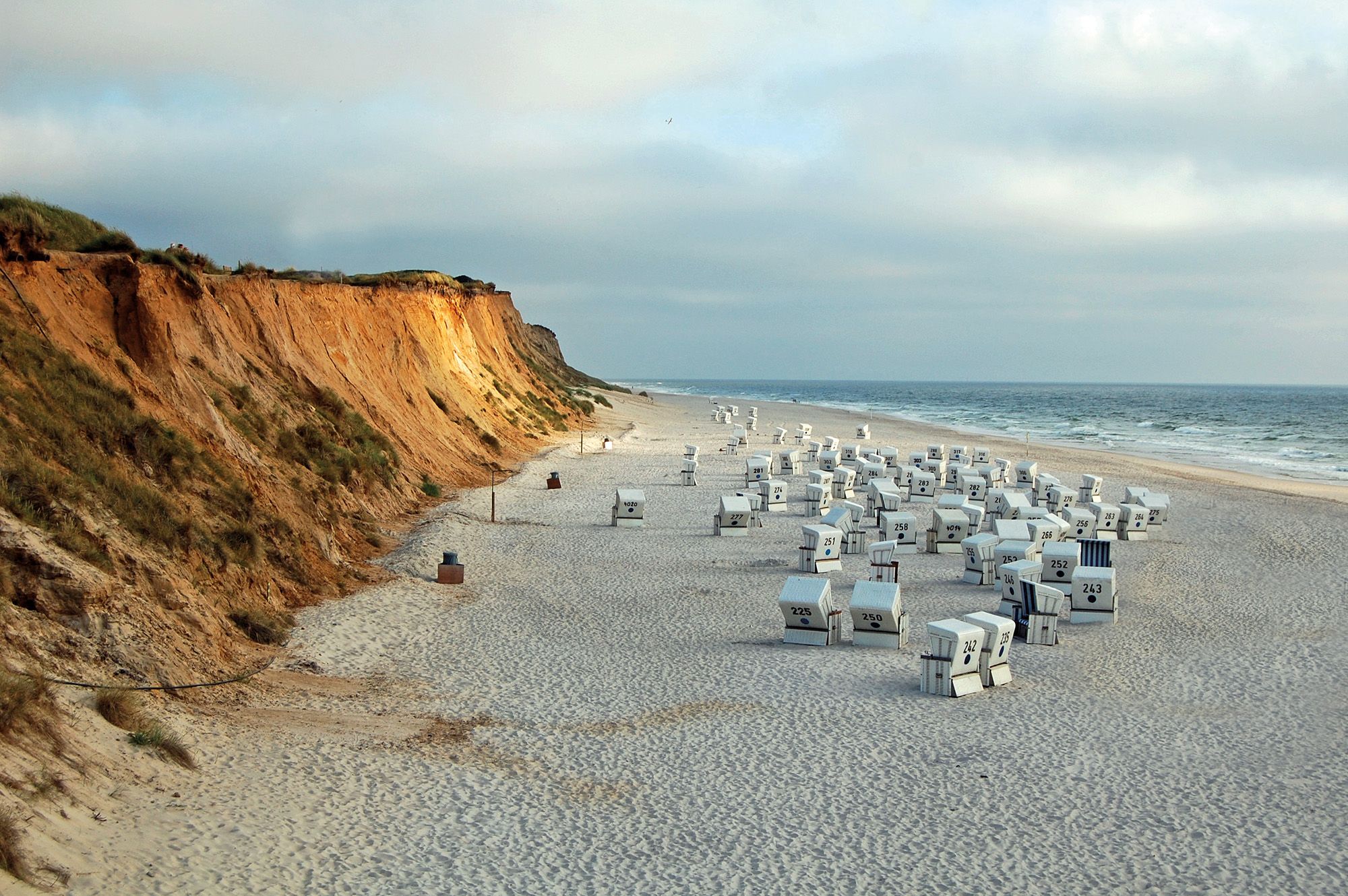 Rotes Kliff in Kampen auf Sylt mit Strandkörben davor