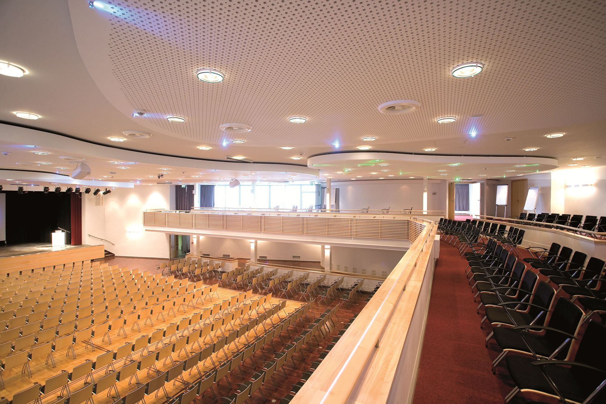 Blick von der Empore auf die Reihenbestuhlung im Saal Westerland