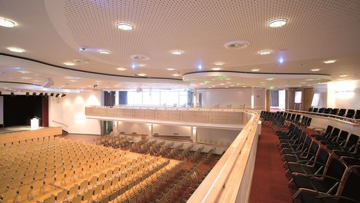 Blick von der Empore auf die Reihenbestuhlung im Saal Westerland
