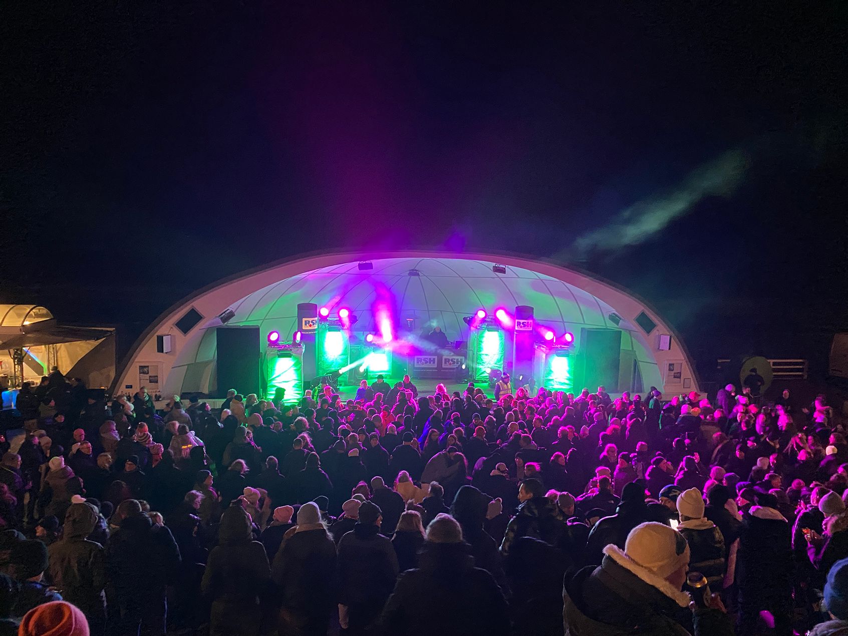 Tausende Menschen feiern vor der Musikmuschel Silvester