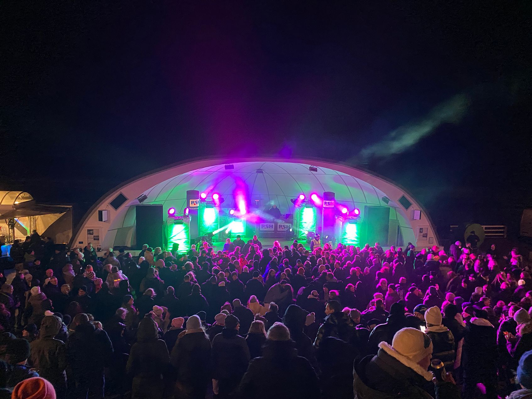 Tausende Menschen feiern vor der Musikmuschel Silvester