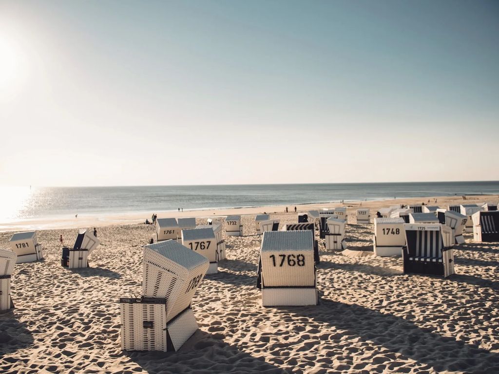 Strandkörbe im Sonnenlicht am Westerländer Nordseestrand