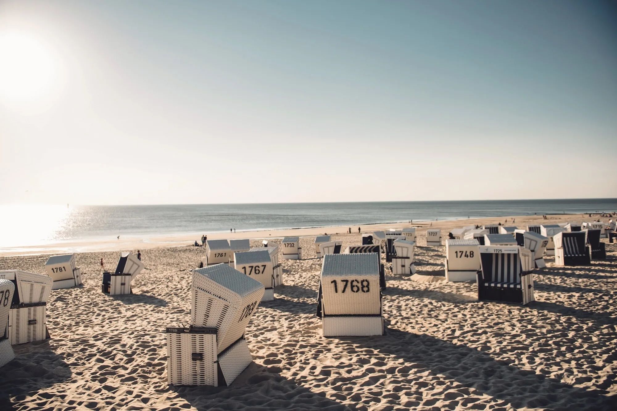 Strandkörbe im Sonnenlicht am Westerländer Nordseestrand