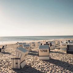Strandkörbe im Sonnenlicht am Westerländer Nordseestrand