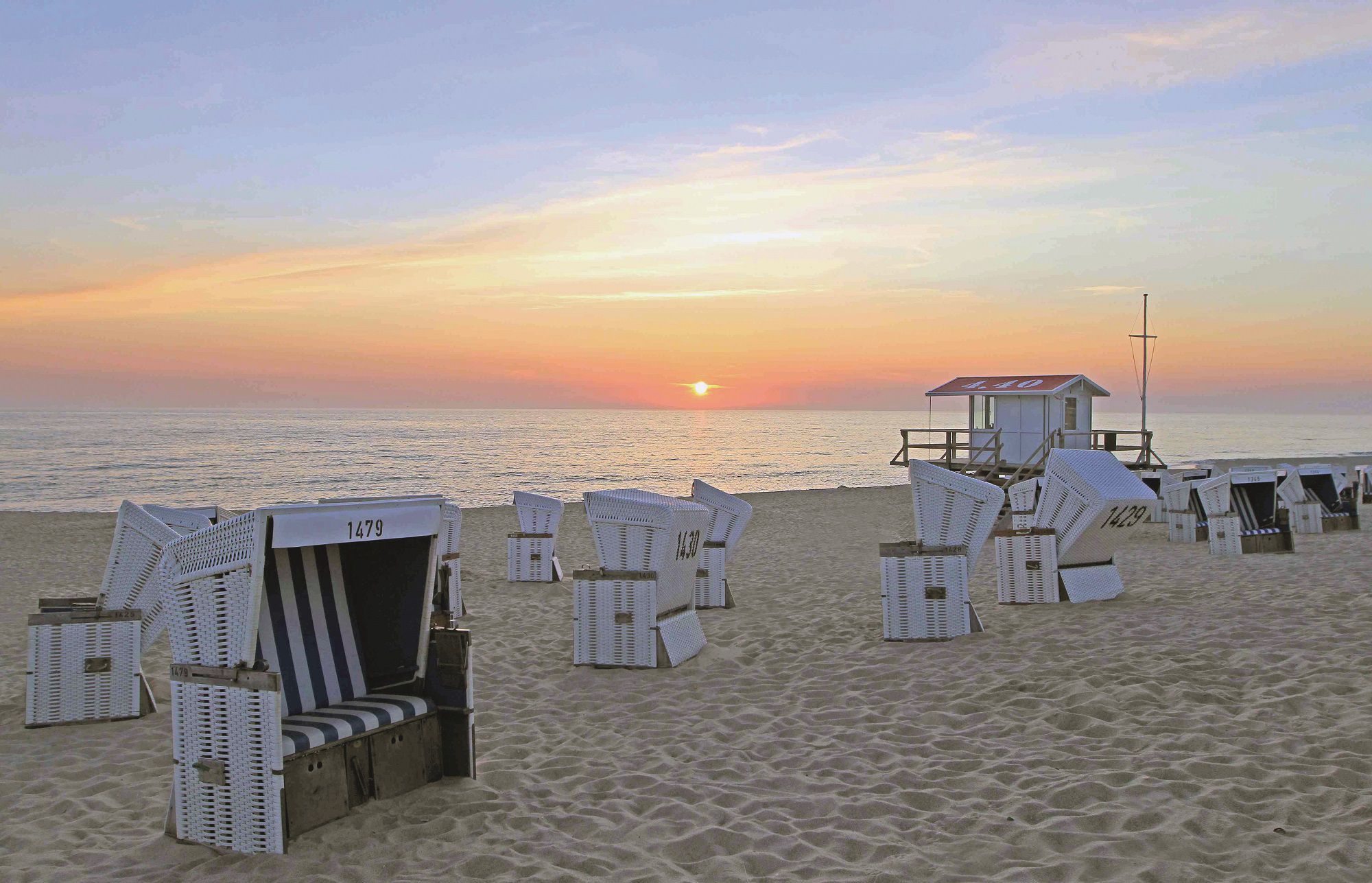 Strandkörbe und Rettungsschwimmerstand in Westerland bei Sonnenuntergang