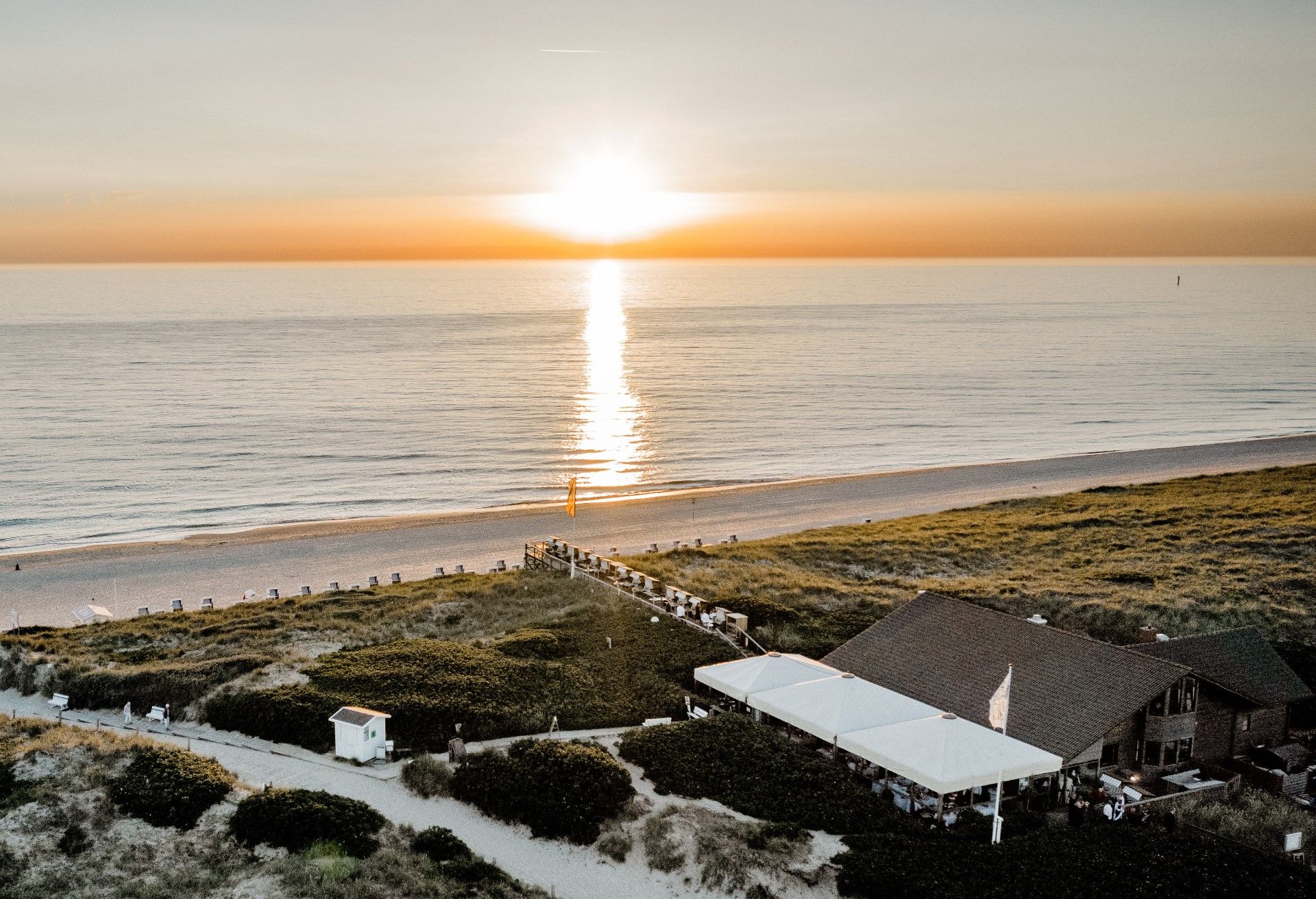 Restaurant Strandoase Luftaufnahme mit Sonnenuntergang