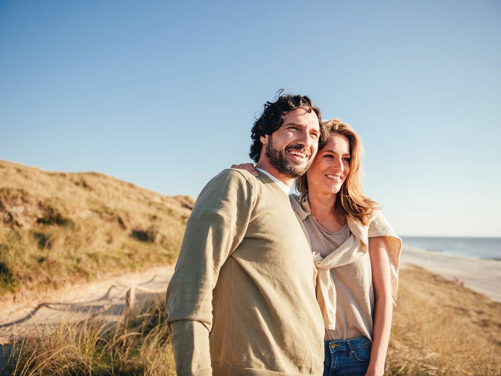 Frau und Mann blickt auf die Nordsee vor Sylt