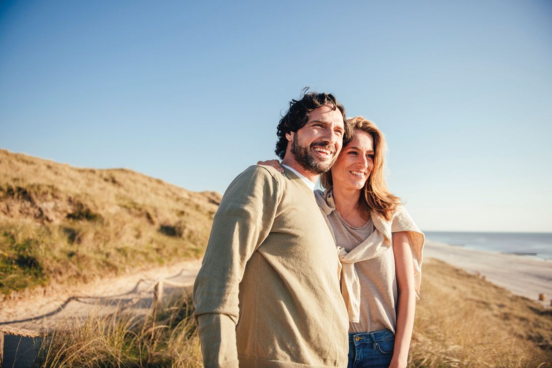 Frau und Mann blickt auf die Nordsee vor Sylt