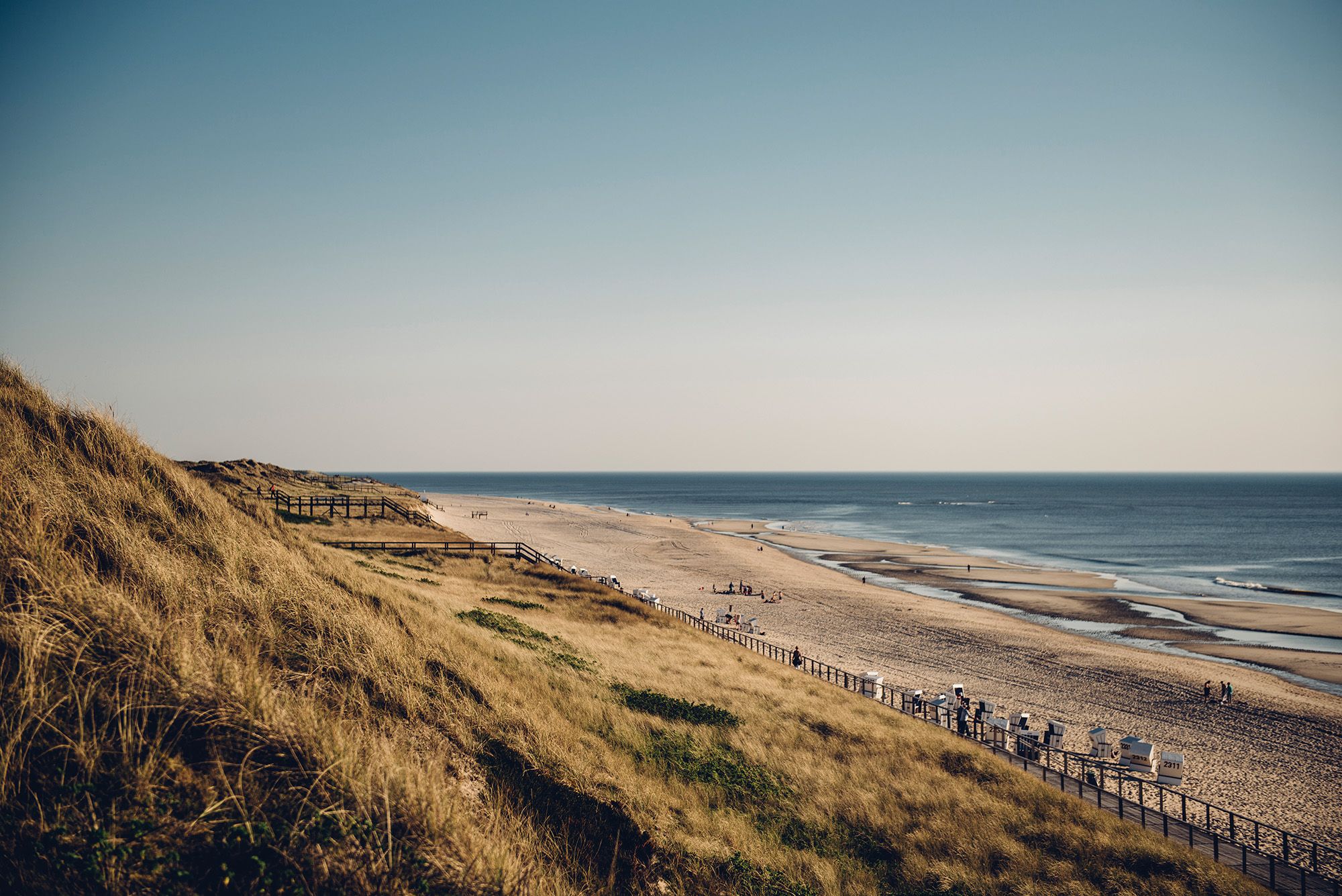 Strandübergang zur Nordsee in Rantum, im Vordergrund ist die bewachsene Düne, im Hintergrund die Nordsee zu sehen