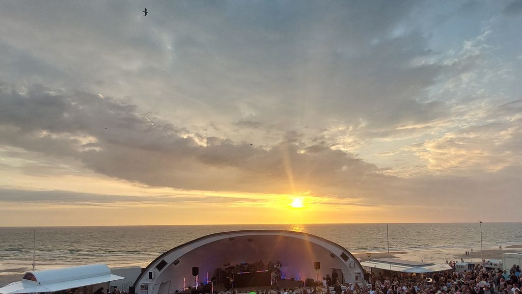 DJ Flaek mit Tales & Trouble beim Sundowner Rhythm & Beats in der Musikmuschel Westerland