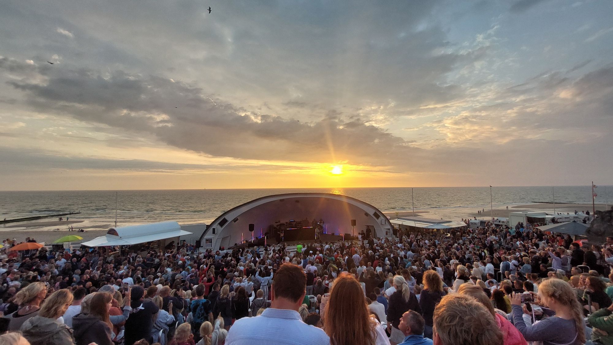 DJ Flaek mit Tales & Trouble beim Sundowner Rhythm & Beats in der Musikmuschel Westerland