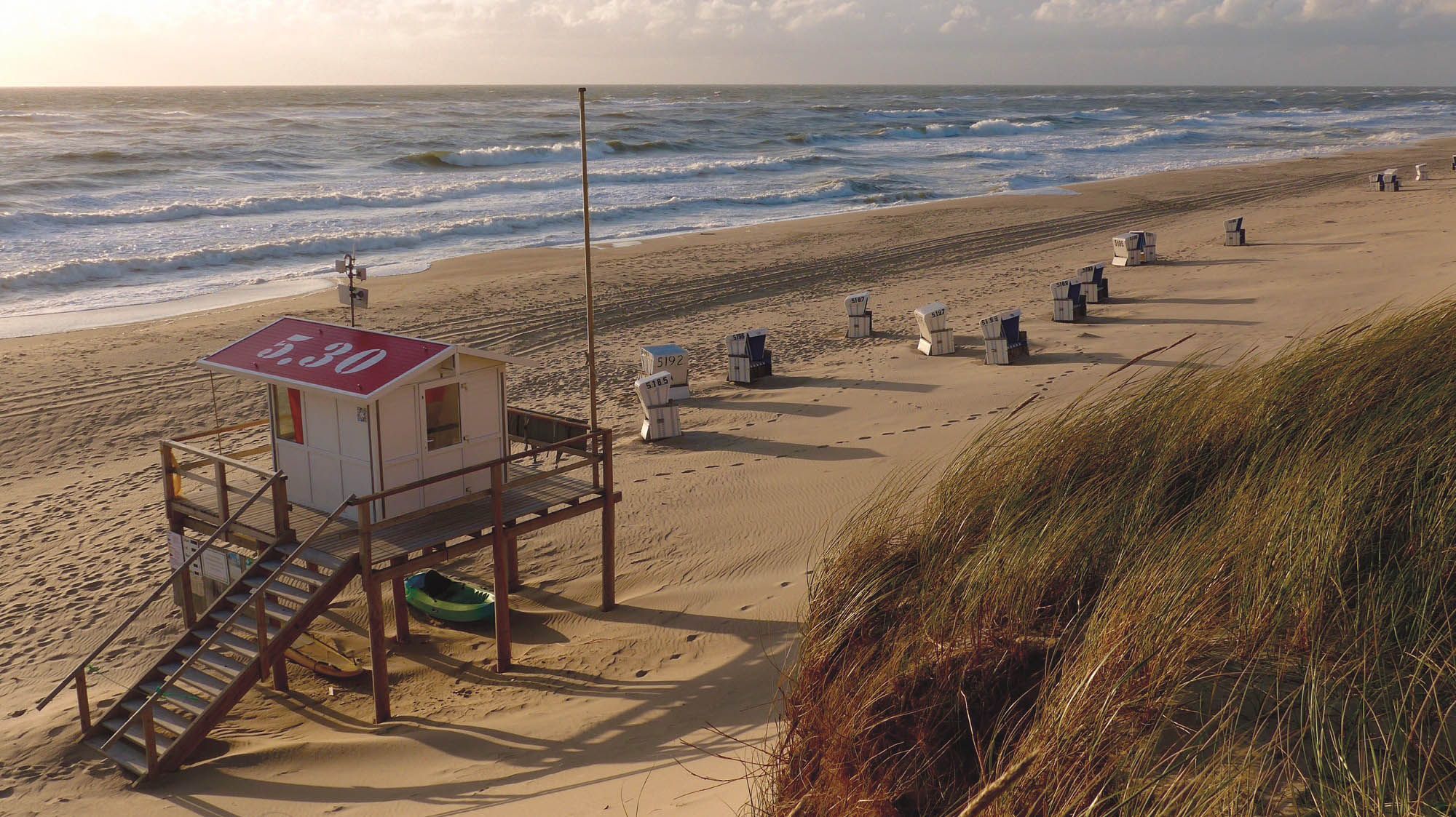 Rettungsschwimmerstand und Strandkörbe am Weststrand von Rantum auf Sylt