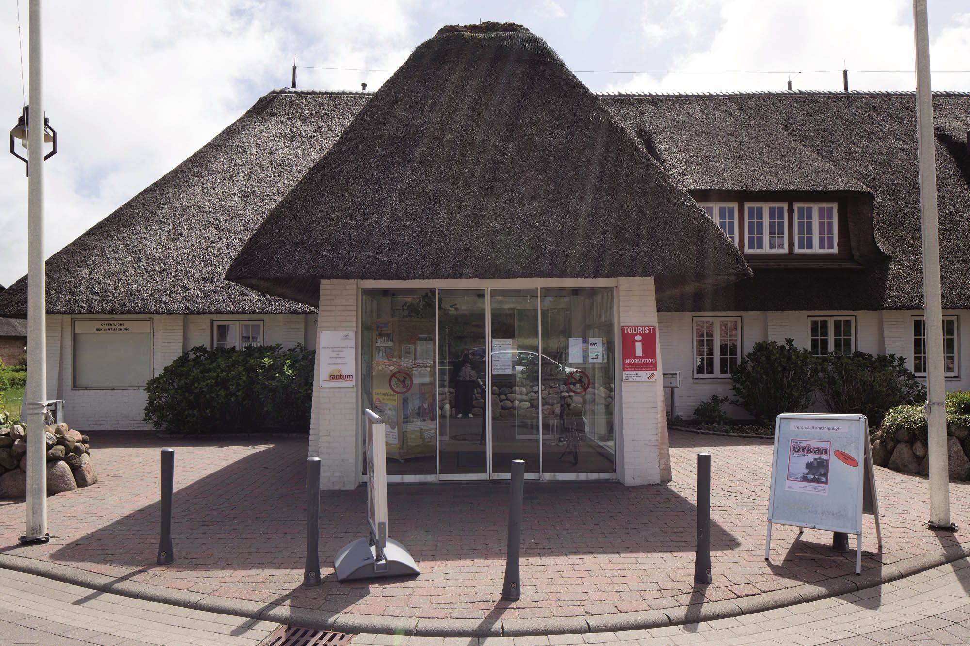 Eingang zur Tourist-Information sowie zum Kursaal und Day Spa Rantum